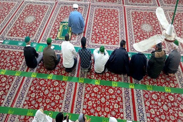 اقامه نماز جماعت باحضور معتکفین در مسجد جامع شهر بار نیشابور 