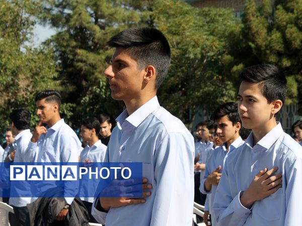 آیین نواختن زنگ ایثار و مقاومت در دبیرستان شاهد معراج