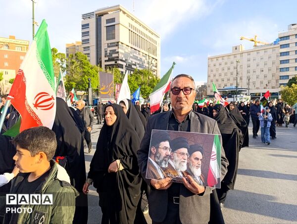 از کوچک تا بزرگ همه در چهلم رهبر شرکت کردند