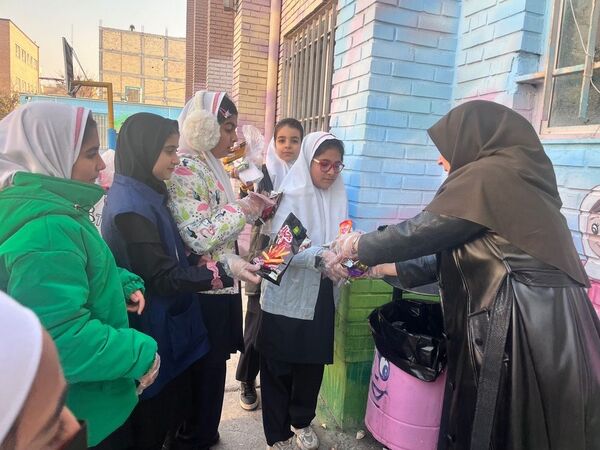 پاکسازی حیاط مدرسه و جمع‌آوری زباله‌ها توسط مدیر و معاونان و مربی و دانش‌آموزان