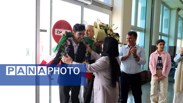 مراسم استقبال از علیرضا احمدی دانش‌آموز مدال‌آور و افتخار آفرین المپیاد جهانی اقتصاد متوسط در بوشهر