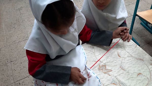 وقتی معلم، خیاط می‌شود