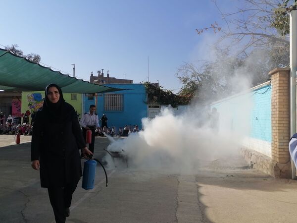 آموزش اطفاء حریق در مدرسه ناهید نخودی