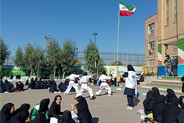 برگزاری صبحانه سالم به‌مناسبت هفته تربیت بدنی در دبیرستان الغدیر شهر قیامدشت ناحیه یک ری