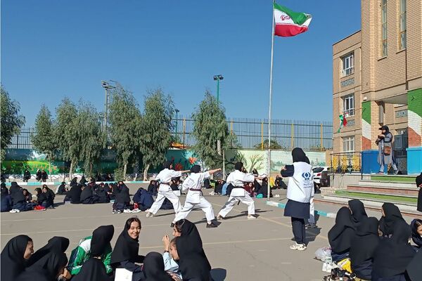 برگزاری صبحانه سالم به‌مناسبت هفته تربیت بدنی در دبیرستان الغدیر شهر قیامدشت ناحیه یک ری