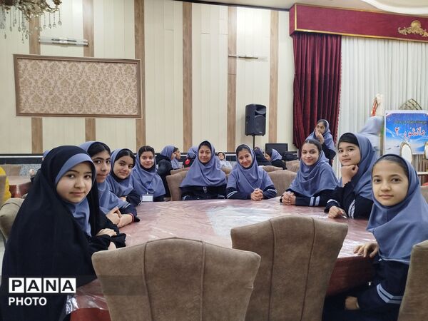 مراسم تقدیر و تشکر از دانش آموزان برتر درسی، اخلاقی و نماز جماعت در دبیرستان دخترانه دانشور 2 