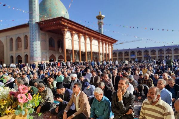 شکوه وحدت مردم شیراز در نماز عید فطر در حرم شاهچراغ(ع)