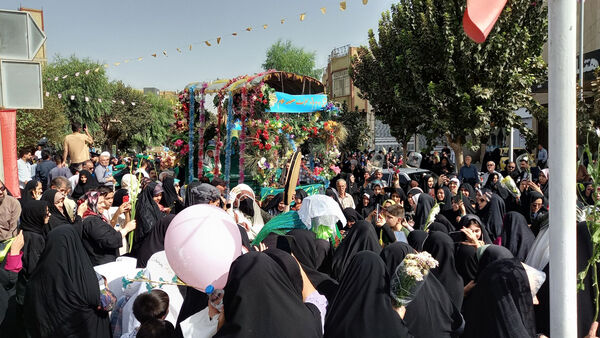 عشق و ارادت زائران حضرت معصومه(س) در قالب کاروان نمادین ورود ایشان به قم