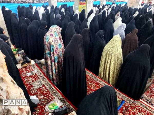 از پیر تا دانش آموز در نماز جمعه نیشابور حضور دارند-۱