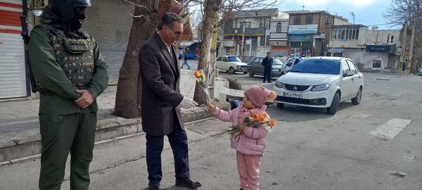 قدردانی مردم از مدافعان امنیت در روز پدر