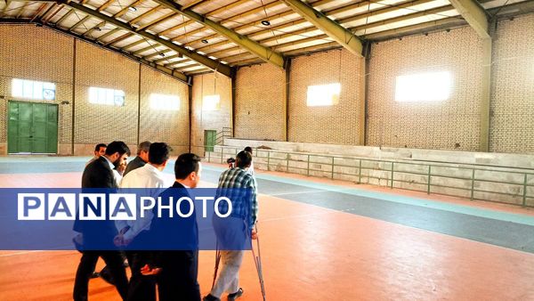 فرماندار کاشمر از سالن و چمن مصنوعی روستای قوژد بازدید کرد