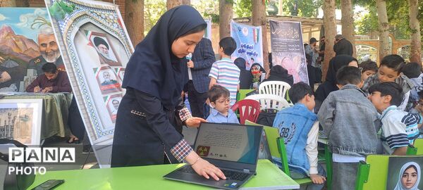 خروش جوانان در مصلی کرج با اجرای سرود و رجزخوانی  دانش‌آموزان در آیین پاسداشت میهن