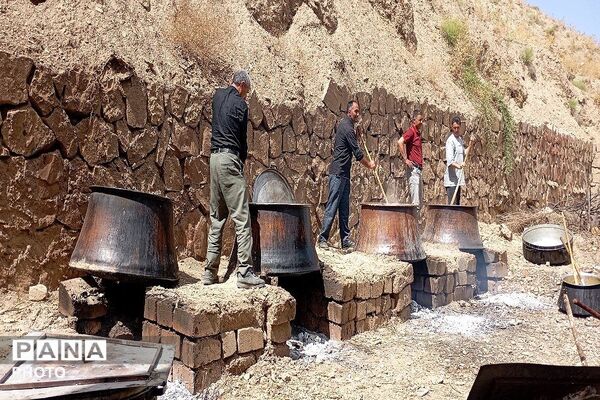 پخت حلیم در روز اربعین حسینی شهر بار نیشابور