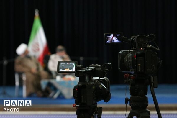 میزبانی میبد از طنزپردازان یزدی در شبی سرشار از لبخند