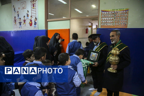 ادای احترام کودکان استثنایی قم به پرچم حرم نورانی حضرت معصومه(س)