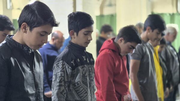 حضور معنوی دانش‌آموزان دبیرستان شهید فلاحتی در مراسم ایام فاطمیه در مسجد جامع مروست