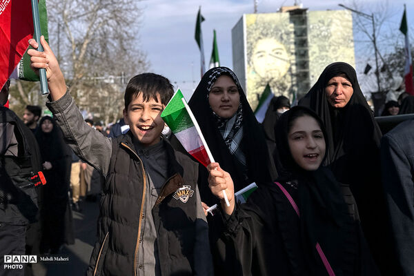 مراسم بیعت با سومین رهبر انقلاب در تهران - 1