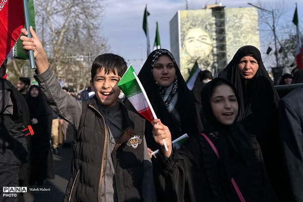 مراسم بیعت با سومین رهبر انقلاب در تهران - 1
