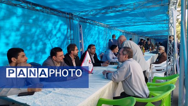  برگزاری میزخدمت درمصلی کرج به‌مناسبت هفته دولت