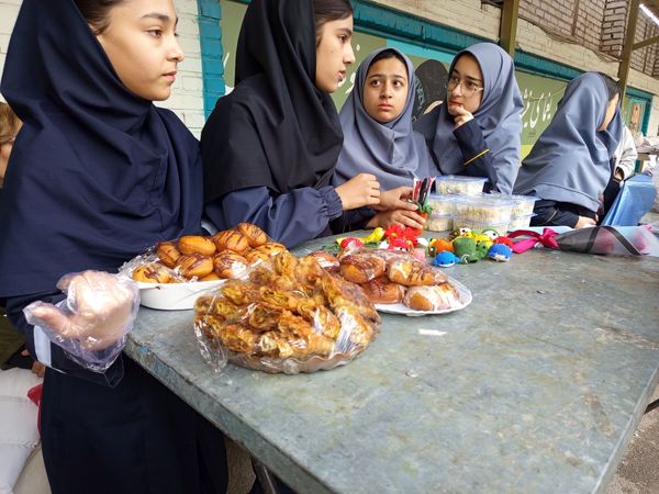 برپایی بازارچه دانش آموزی در دبیرستان پیرایش ۲