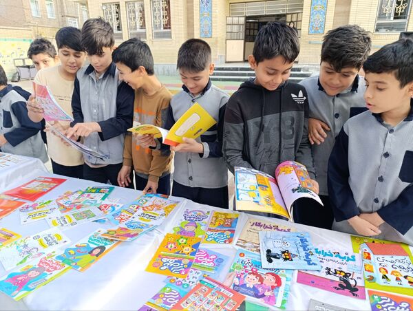 برگزاری نمایشگاه کتاب در دبستان معلم دو آشخانه 