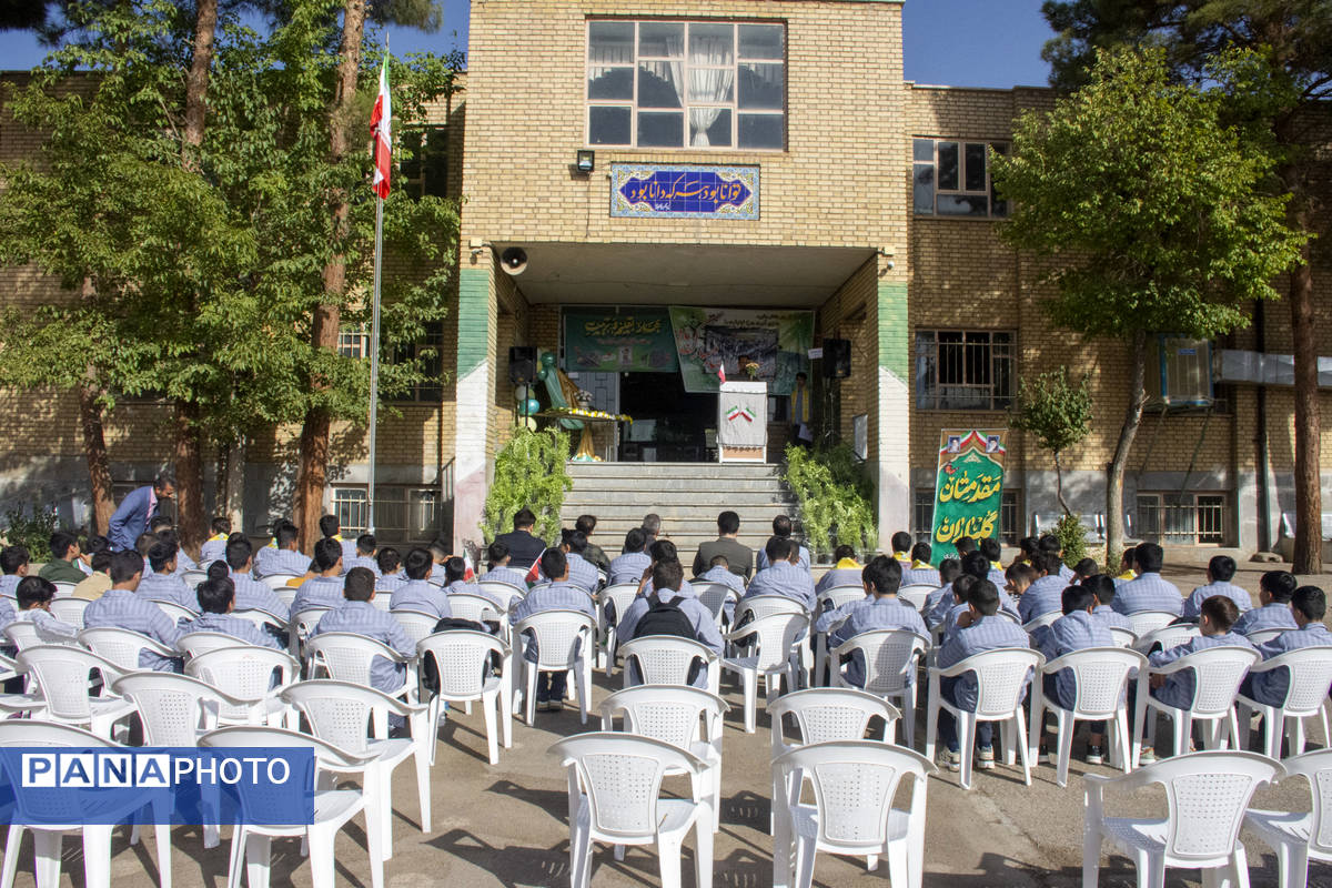جوانه‌های محلاتی ورود به دوره متوسطه را با جشن جوانه‌ها آغاز کردند