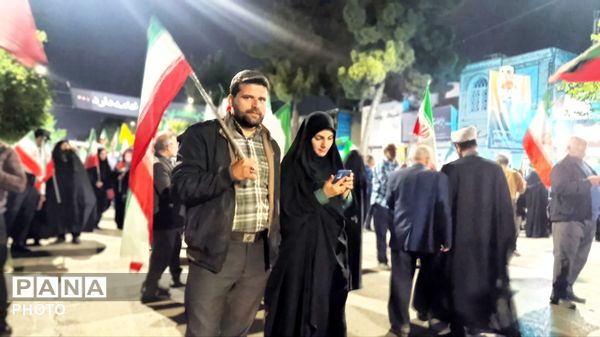 خانوادگی پای کار انقلابیم