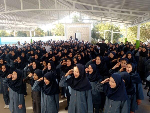 گرامیداشت هفته نیروی انتظامی در دبستان فرهنگ فرازمند