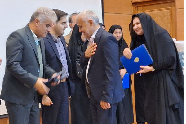آیین تقدیر از انجمن‌های اولیا و مربیان برتر و تبیین فرآیند انتخابات شورای انجمن اولیا و مربیان ناحیه یک شیراز 