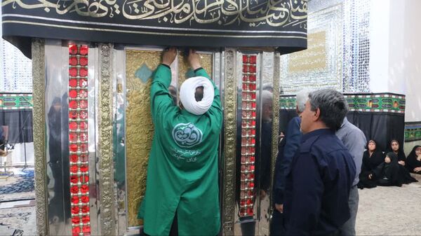 آیین غباروبی و عطرافشانی ضریح مطهر آستان مقدس امامزاده بی‌بی سکینه