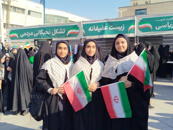 خروش ۱۳ آبان در مشهد؛ دانش‌آموزان، نماد ایستادگی