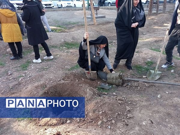 کاشت ۱۰۰۰ نهال به یاد شهدای مقاومت و شهدای مدافع حرم در بوستان جنگلی سرخه حصار