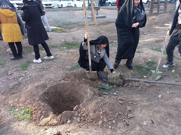 کاشت ۱۰۰۰ نهال به یاد شهدای مقاومت و شهدای مدافع حرم در بوستان جنگلی سرخه حصار