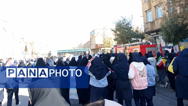 حضور پرشور دانش آموزان اراکی در یوم الله 13 آبان 