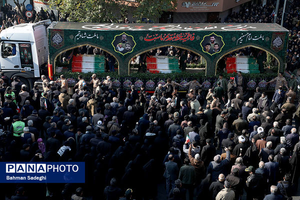 تشییع پیکرهای ۱۰۰ شهید گمنام از مقابل دانشگاه تهران