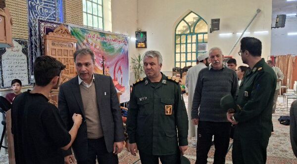 بازدید مسئولین بسیج دانش آموزی کاشمر از معتکفین مسجد جامع
