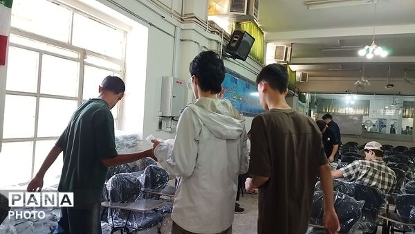 تحویل کتاب های درسی به دانش آموزان در دبیرستان شاهد ابوذر غفاری نیشابور 