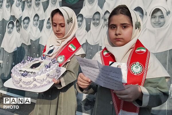 مراسم یادبود آموزگار دبستان نیلوفر رفیعی ناحیه دو شهرری با حضور پیشتازان سازمان دانش‌آموزی 