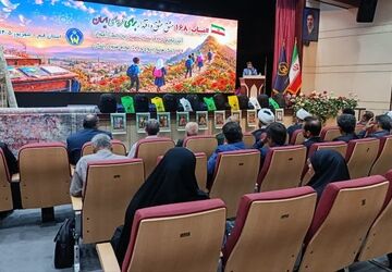 توزیع لوازم التحریر بین مددجویان کمیته امداد به نیابت از شهدای میناب در قم