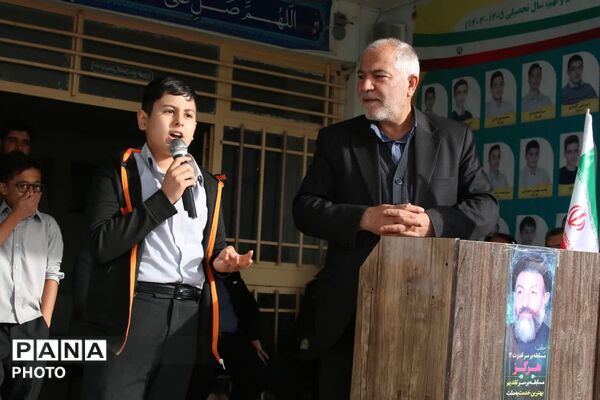 نواختن زنگ پدافندغیرعامل در مدرسه شهید بهشتی شهرستان فریدن  