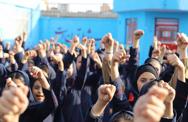صبحگاهی غرق در علم و شادمانی در آموزشگاه جمهوری اسلامی ناحیه یک شهرستان بهارستان 