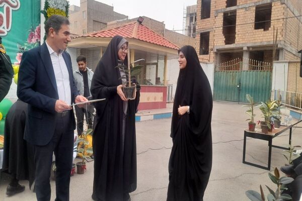 طنین شادی نیمه شعبان در مدرسه آیت الله خامنه ای پیشوا؛ تجلیل از مقام معلم و اجرای برنامه های شاد