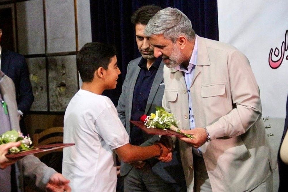 مراسم تجلیل از دانش‌آموزان و فرهنگیان مقام آور مسابقات جهانی، آسیایی و کشوری در فرهنگسرای ولا ناحیه 2 شهرری 