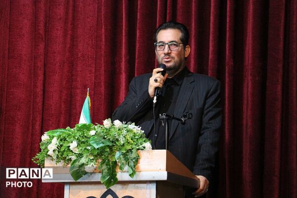  نمایشگاه کتاب شهدای میناب به مناسبت گرامیداشت هفته مقام معلم 