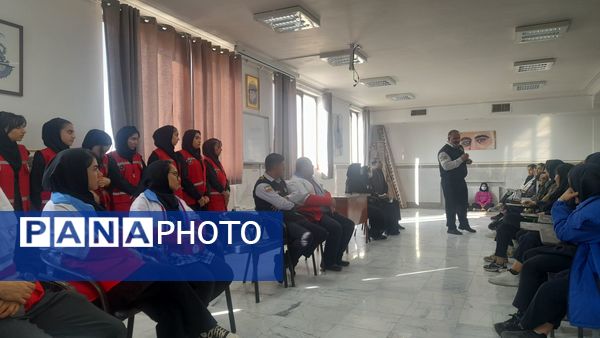 برگزاری مانور زلزله در هنرستان حضرت زینب(س) ناحیه ۴ کرج 