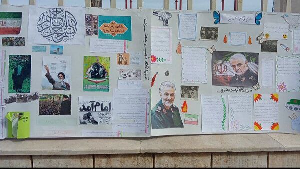 نمایش پوستر ، بنر و نقاشی ها با موضوع ۲۲ بهمن در خیابان های خلیل آباد