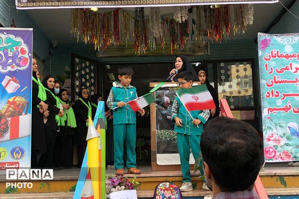 حضور مسئولان ناحیه دو شهرری در مراسم جشن عاطفه‌های دبستان پانزده خرداد 