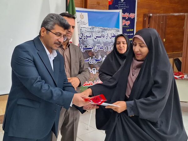 تجلیل از دانش‌آموزان مقام آور و فعالان جشنواره نوجوان خوارزمی