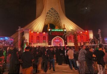 باران اشک و ارادت زیر سایه برج آزادی