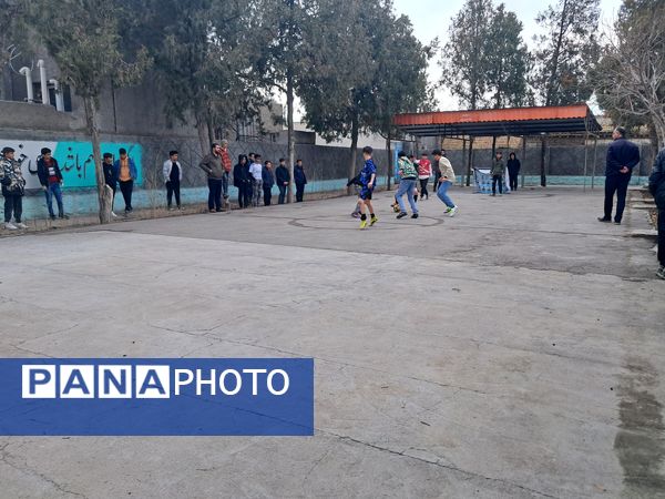 برگزاری مسابقه فوتبال گل کوچک درون مدرسه‌ای به‌مناسبت دهه فجر دبیرستان  پژوهش آشخانه 